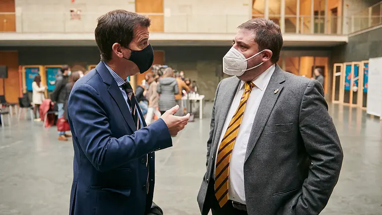 El consejero Mikel Irujo habla con el presidente del Parlamento, Unai Hualde. PABLO LASAOSA