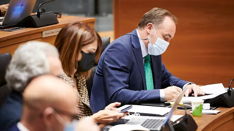 Javier Esparza, portavoz de Navarra Suma en el Parlamento, toma notas durante una intervención. PABLO LASAOSA