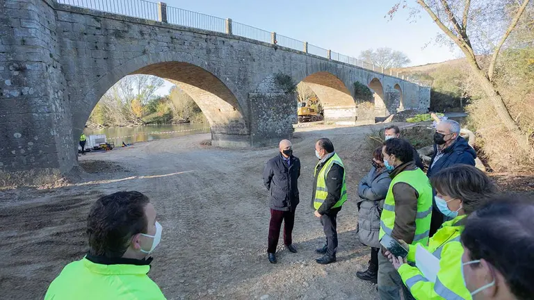 El consejero de Cohesión Territorial, Bernardo Ciriza, y la alcaldesa de Mendigorría, Eunate López, durante la visita al inicio de las obras de reparación del puente de Andelos. GOBIERNO DE NAVARRA