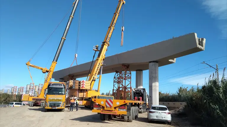 Instalación del tablero del viaducto en Marcilla. ADIF