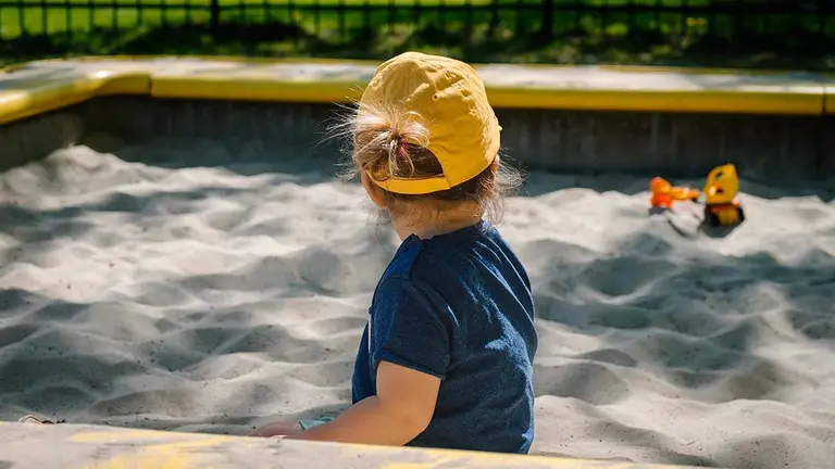 Una niña juega en un parque. ARCHIVO
