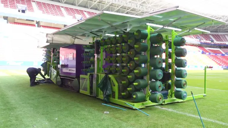 Osasuna coloca un césped nuevo en el estadio de El Sadar. CA Osasuna.