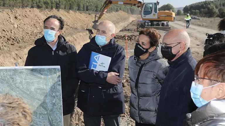 La presidenta de Navarra, María Chivite, visita las nuevas obras del Canal de Navarra a su paso por Sesma. GOBIERNO DE NAVARRA