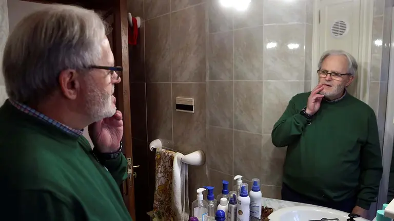 El gallego Manel Monteagudo aseguró haber estado en coma 35 años, desde el día que cumplió 22 hasta los 58. EFE / Salvador Sas