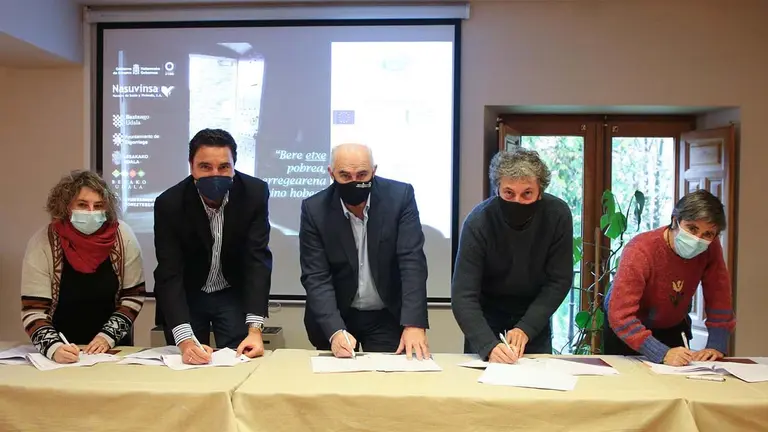 El vicepresidente y titular de Vivienda, Jose Mª Aierdi (centro) rubrica el acuerdo junto a los representantes de los consistorios de Baztán-Bidasoa. GOBIERNO DE NAVARRA