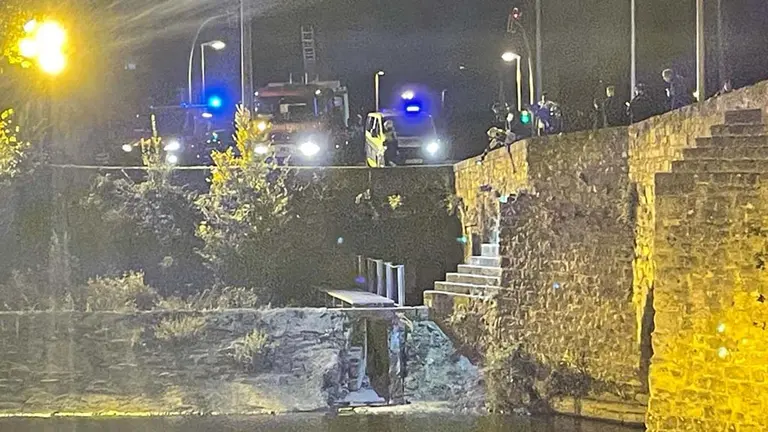 Bomberos y Policía Municipal en el puente de Santa Engracia. CEDIDA