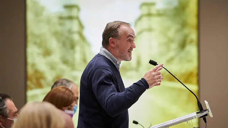 El presidente de UPN, Javier Esparza, interviene en la apertura del Consejo Político de su partido, máximo órgano decisorio entre congresos. PABLO LASAOSA