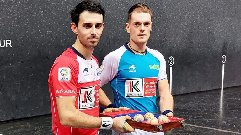 Jokin Altuna y Unai Laso (azul) en la elección de material.  @ASPEpelota