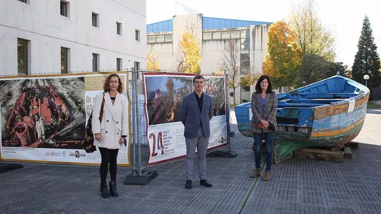 De izda. A dcha., la directora general de Políticas Migratorias, Patricia Ruiz de Irizar; el consejero de Políticas Migratorias y Justicia, Eduardo Santos Itoiz; y la vicerrectora de Proyección Universitaria, Cultura y Divulgación, Begoña Pérez Eransus. UPNA