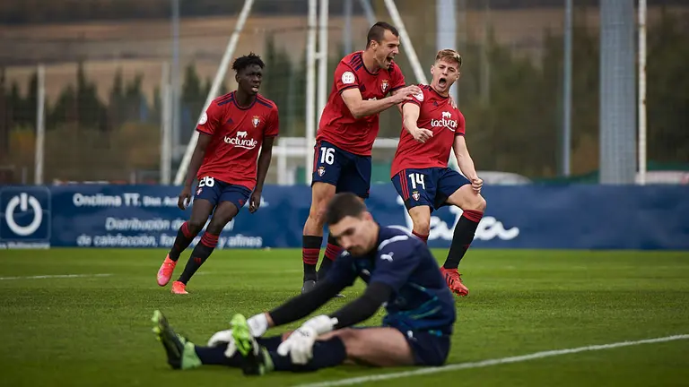 Osasuna Promesas se enfrenta al Rayo Cantabria en Tajonar. PABLO LASAOSA