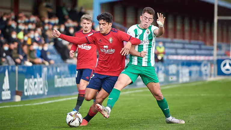 Osasuna Promesas se enfrenta al Rayo Cantabria en Tajonar. PABLO LASAOSA