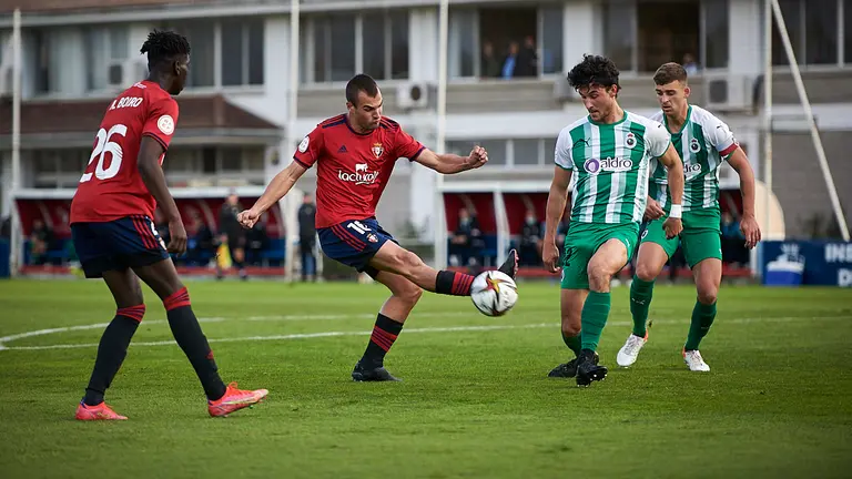 Osasuna Promesas se enfrenta al Rayo Cantabria en Tajonar. PABLO LASAOSA