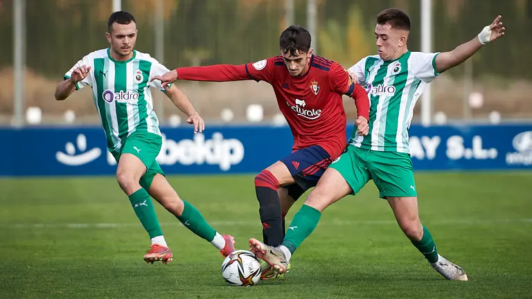 Osasuna Promesas se enfrenta al Rayo Cantabria en Tajonar. PABLO LASAOSA