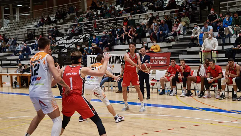 Partido de baloncesto del Basket Navarra en el Pabell&oacute;n Arrosad&iacute;a. MIGUEL OS&Eacute;S