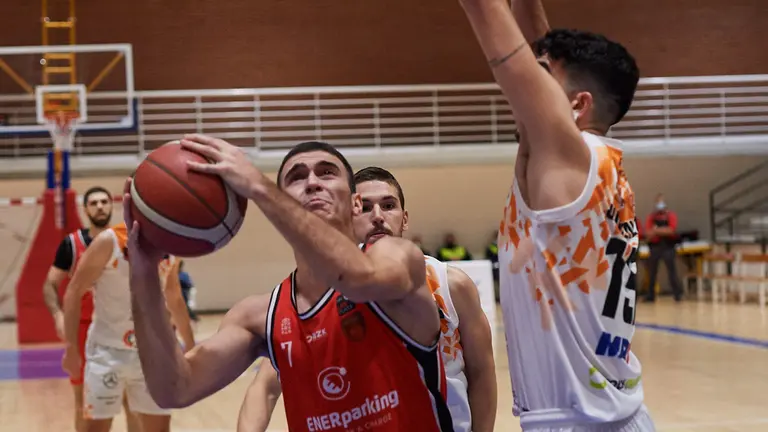 Partido de baloncesto del Basket Navarra en el Pabell&oacute;n Arrosad&iacute;a. MIGUEL OS&Eacute;S