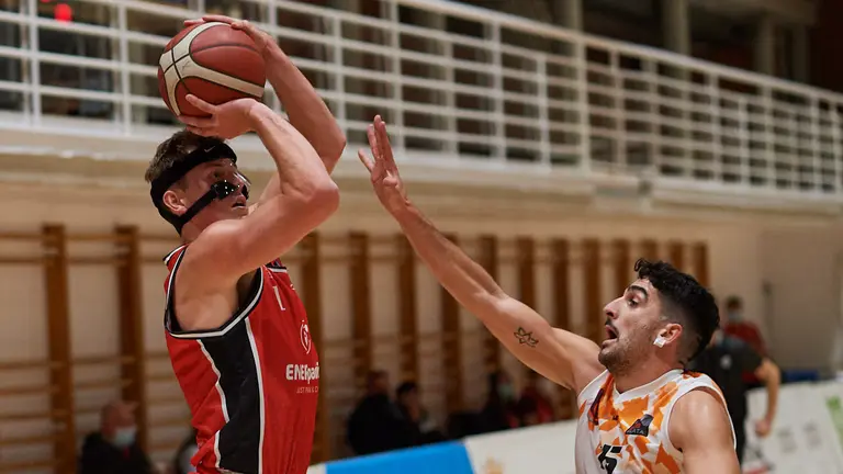 Partido de baloncesto del Basket Navarra en el Pabell&oacute;n Arrosad&iacute;a. MIGUEL OS&Eacute;S