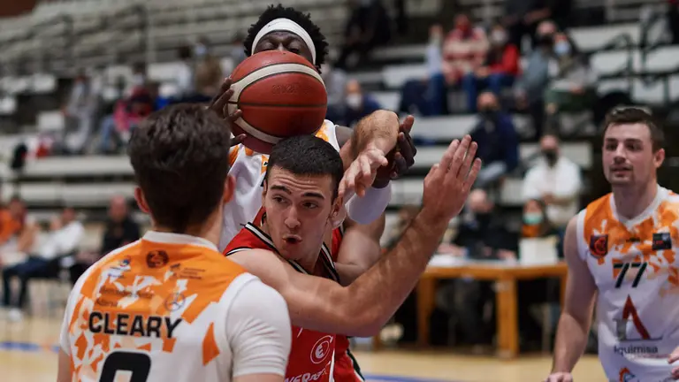 Partido de baloncesto del Basket Navarra en el Pabell&oacute;n Arrosad&iacute;a. MIGUEL OS&Eacute;S