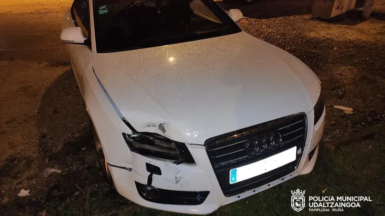 Coche accidentado en la Rochapea en el que su conductor ha sextuplicado la tasa máxima de alcoholemia permitida. POLICÍA MUNICIPAL DE PAMPLONA