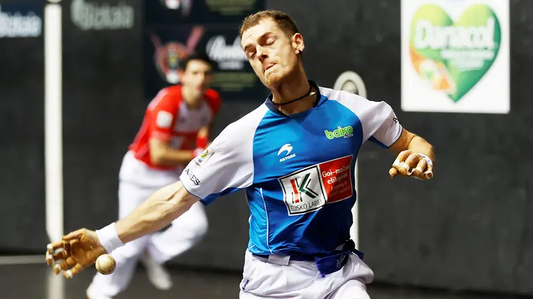Final del Campeonato del Cuatro y Medio celebrada este domingo en Bilbao, uno de los tres partidos más importantes de la temporada de Pelota Vasca. en la que se miden el guipuzcoano Jokin Altuna y el navarro Unai Laso (en la foto). EFE/Luis Tejido