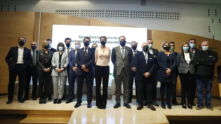 La presidenta del Gobierno de Navarra, María Chivite, con representantes navarros del sector agroalimentario participantes en el acto de Madrid. GOBIERNO DE NAVARRA