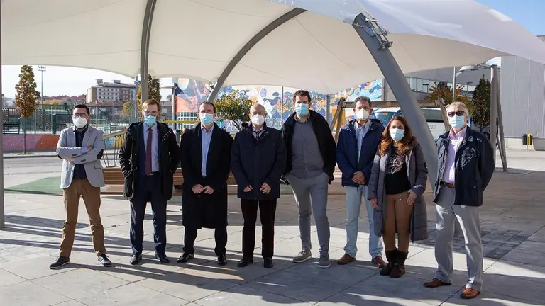 En el centro el consejero de Cohesión Territorial, Bernardo Ciriza, y el alcalde de Villava, Mikel Oteiza, durante la visita a las dos obras realizadas en la localidad. GOBIERNO DE NAVARRA