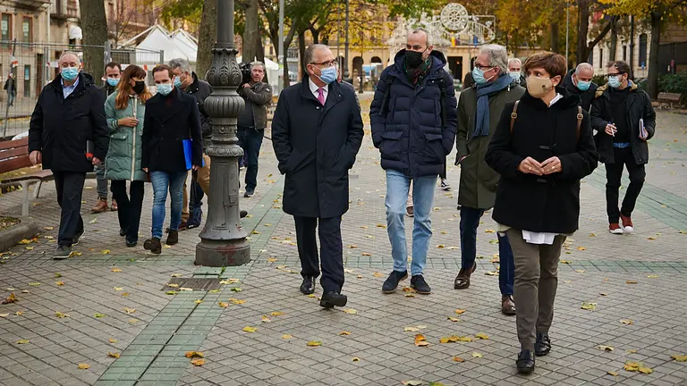 El Consejo de Gerencia y la Comisión de Urbanismo del Ayuntamiento visitan el paseo de Sarasate para conocer el trabajo realizado en las catas de arbolado que se están llevando a cabo para comprobar las raíces de los ejemplares de la zona. PABLO LASAOSA