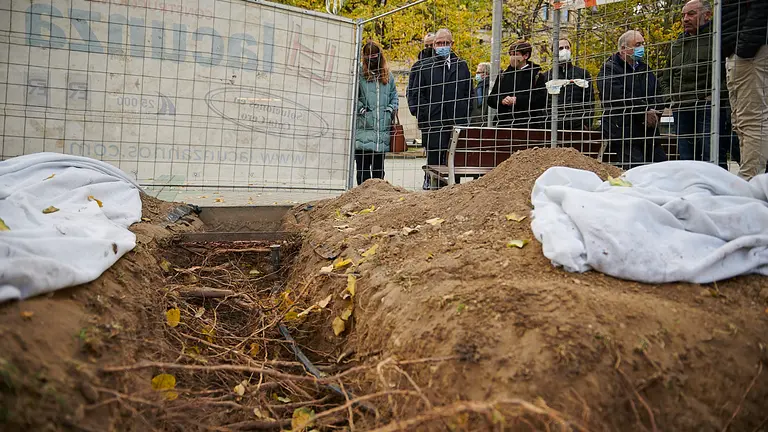 El Consejo de Gerencia y la Comisión de Urbanismo del Ayuntamiento visitan el paseo de Sarasate para conocer el trabajo realizado en las catas de arbolado que se están llevando a cabo para comprobar las raíces de los ejemplares de la zona. PABLO LASAOSA