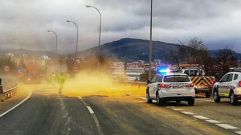 Un camión pierde su carga en la A-15 - GUARDIA CIVIL