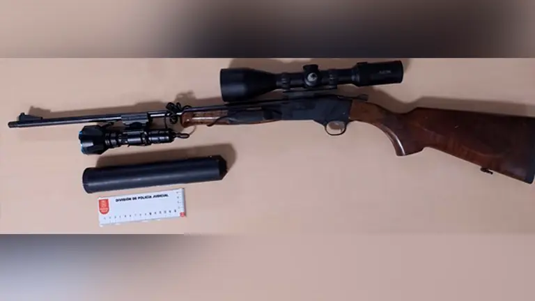 Arma intervenida al denunciado. POLICÍA FORAL