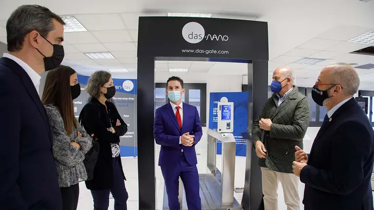 De izquierda a derecha: el director general de Telecomunicaciones y Digitalización, Guzmán Garmendia; la directora general de Innovación, Agurtzane Martínez; la directora general de Universidad, Ana Burusco; el CEO de das-Nano y Veridas, Eduardo Azanza y su presidente, Esteban Morrás; el consejero de Universidad, Innovación y Transformación Digital, Juan Cruz Cigudosa. GOBIERNO DE NAVARRA