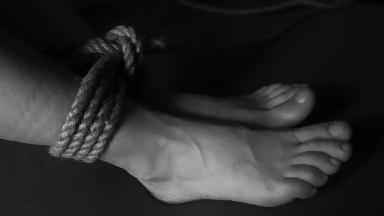 Una mujer atada por los pies. ARCHIVO