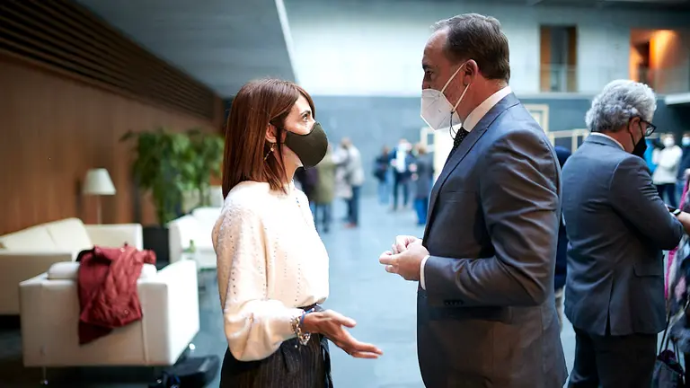 María Jesús Valdemoros habla con Javier Esparza, ambos de Navarra Suma, antes de comenzar el pleno. PABLO LASAOSA
