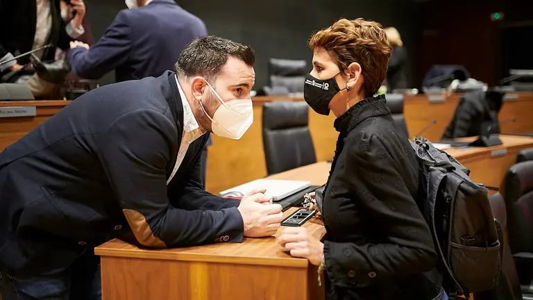 Carlos Mena, parlamentario socialista, habla con María Chivite, presidenta del Gobierno. PABLO LASAOSA