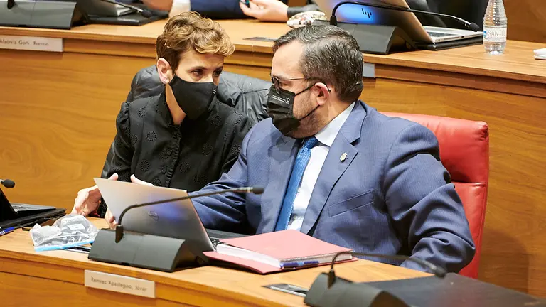 La presidenta Chivite habla con Javier Remírez, vicepresidente del Gobierno. PABLO LASAOSA