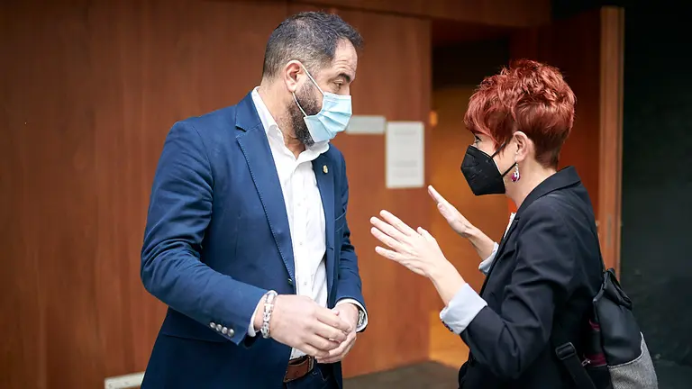 Ram&oacute;n Alz&oacute;rriz, del PSN, habla con Bakarxto Ruiz, de EH Bildu antes de comenzar el pleno. PABLO LASAOSA