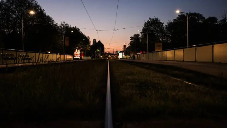 Una parada de autobús en una calle de madrugada. ARCHIVO