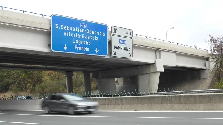 Puente de la PA-30 sobre la AP-15, junto al polígono Talluntxe. GOBIERNO DE NAVARRA