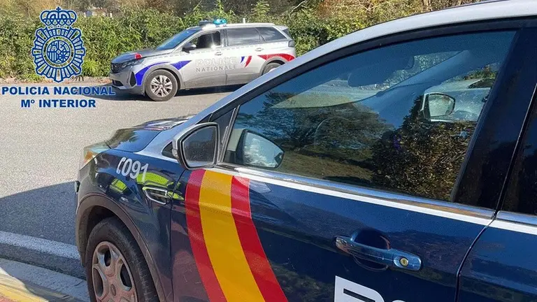 Control fronterizo conjunto entre la Policía Nacional española y francesa. POLICÍA NACIONAL