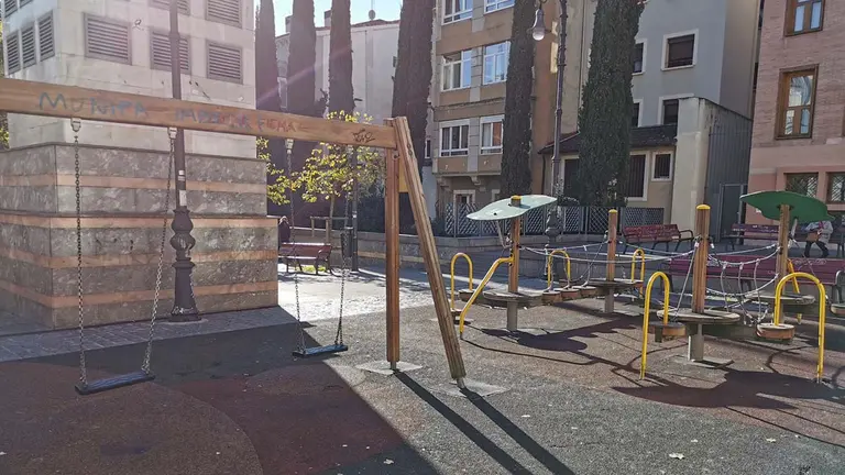 Columpios de la plaza de Compañía. AYUNTAMIENTO DE PAMPLONA