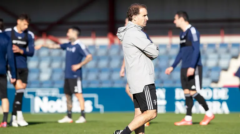 Entrenamiento de los jugadores rojillos en Tajonar bajo la mirada de Jagoba Arrasate. CA Osasuna.