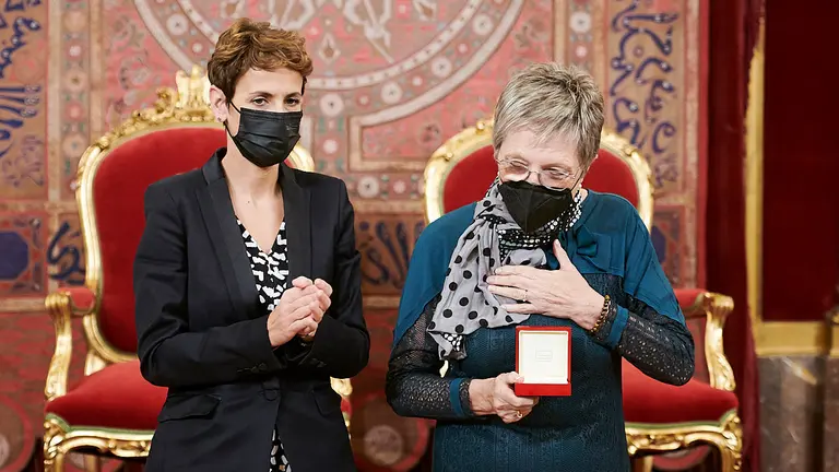 La presidenta de Navarra, María Chivite, preside la entrega de las cruces de Carlos III El Noble a las cinco personas galardonadas en la edición de 2021. PABLO LASAOSA