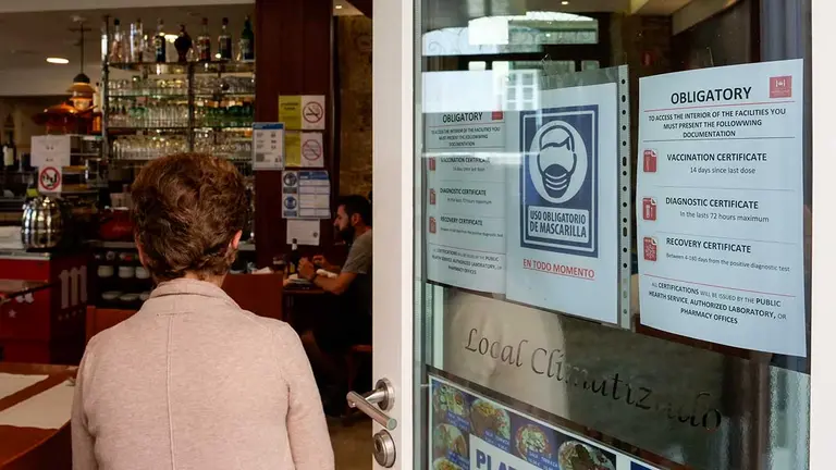 Entrada a un local de hostelería, a 31 de julio de 2021, en Santiago de Compostela, A Coruña (Galicia). Santiago de Compostela, junto al resto de grandes ciudades gallegas, se encuentra ya en nivel alto debido a sus datos epidemiológicos. Como resultado, los locales de hostelería deben exigir certificado covid para el interior, al 50% de su capacidad --en el exterior, también al 50%, no será necesario documento acreditativo--.  A estas medidas se suma la prohibición de reuniones de no convivientes entre las 01,00 horas y las 06,00 horas de la madrugada, así como la limitación, en toda la comunidad autónoma, del número de personas que se pueden reunir en espacios públicos o privados --seis, en interiores; y diez, en exteriores--, durante el resto del día.
31 JULIO 2021;SANTIAGO DE COMPOSTELA;RESTRICCIONES;CORONAVIRUS
César Arxina / Europa Press
  (Foto de ARCHIVO)
31/7/2021