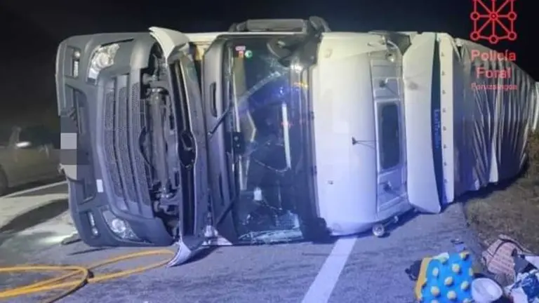 Un camión ha volcado en la AP-15 a la altura de Tafalla. POLICÍA FORAL