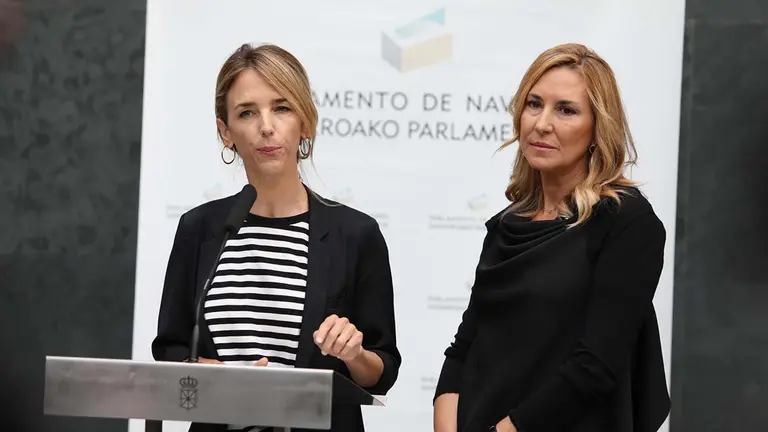 La diputada del PP, Cayetana Álvarez de Toledo, acompañada de la presidenta del PPN  y vicesecretaria de Organización del PP, Ana Beltrán, en el Parlamento de Navarra. David Domench / Europa Press