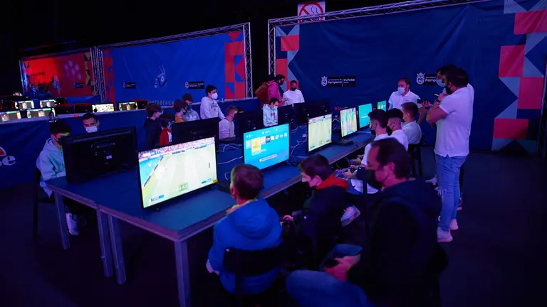 Una representación municipal, encabezada por el concejal delegado de Educación, Participación Ciudadana y Juventud, Fernando Sesma, y por el concejal especial de Deporte y Juventud, Fernando Aranguren, realizarán una visita mañana sábado a las instalaciones de #Play Pamplona. MIGUEL OSÉS