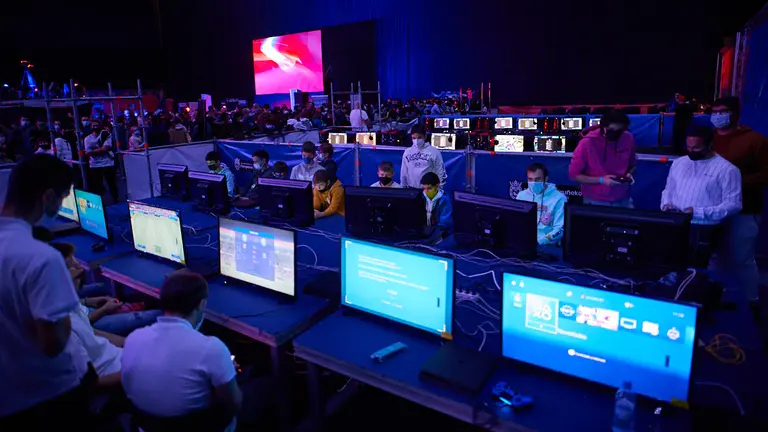 Una representación municipal, encabezada por el concejal delegado de Educación, Participación Ciudadana y Juventud, Fernando Sesma, y por el concejal especial de Deporte y Juventud, Fernando Aranguren, realizarán una visita mañana sábado a las instalaciones de #Play Pamplona. MIGUEL OSÉS