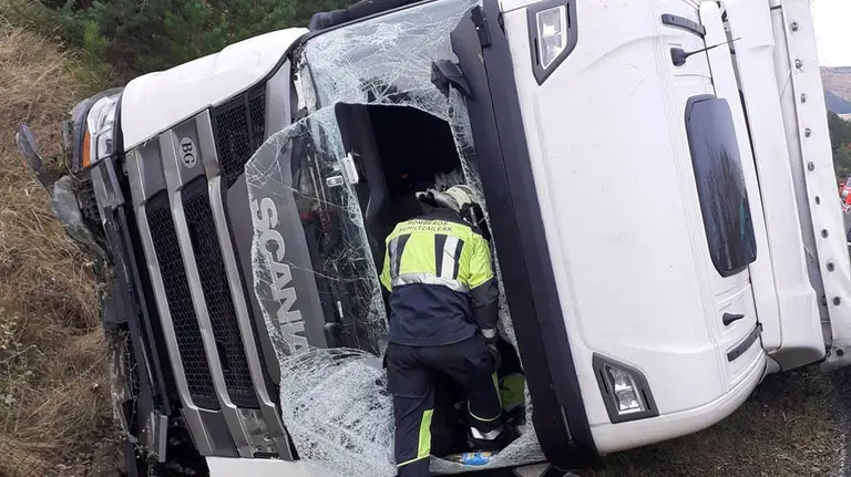 Vuelco de un camión en la PA-30. BOMBEROS DE NAVARRA