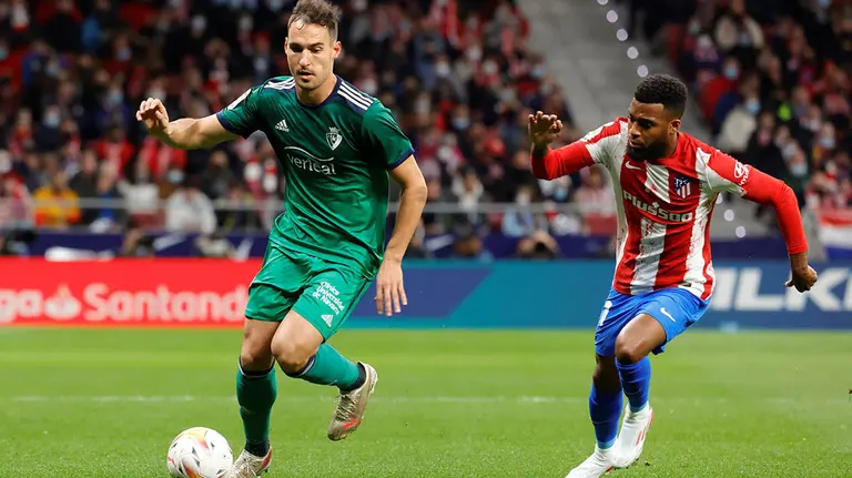 MADRID, 20/11/2021.- El defensa de Osasuna Unai García (i) se escapa del centrocampista francés del Atlético de Madrid Thomas Lemar, durante el partido la jornada 14 de LaLiga que se disputa hoy sábado en el estadio Wanda Metropolitano, en Madrid.- EFE/ZIPI
