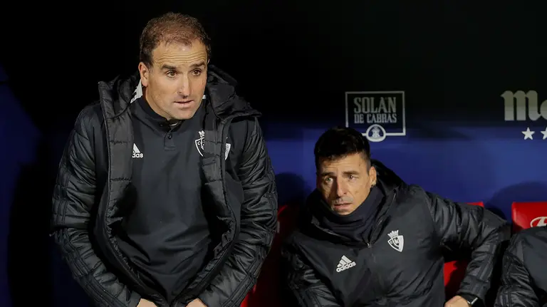 El entrenador de Osasuna Jagoba Arrasate, durante el partido contra el Atlétiico de Madrid, en la jornada 14 de LaLiga que se disputa en el estadio Wanda Metropolitano en Madrid.- EFE/Sebastián Mariscal