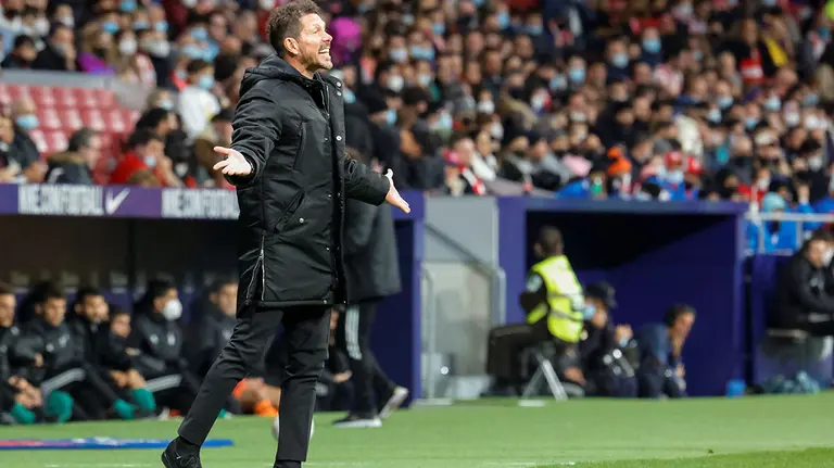MADRID, 20/11/2021.- El entrenador del Atlético de Madrid Diego Pablo Simeone, durante el partido de la jornada 14 de LaLiga que se disputa en el estadio Wanda Metropolitano en Madrid.- EFE/ZIPI
